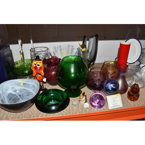 935 - A GROUP OF ASSORTED DECORATIVE GLASS ITEMS to include three paperweights comprising a Wedgwood 'Topa... 