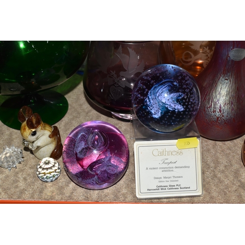 935 - A GROUP OF ASSORTED DECORATIVE GLASS ITEMS to include three paperweights comprising a Wedgwood 'Topa... 