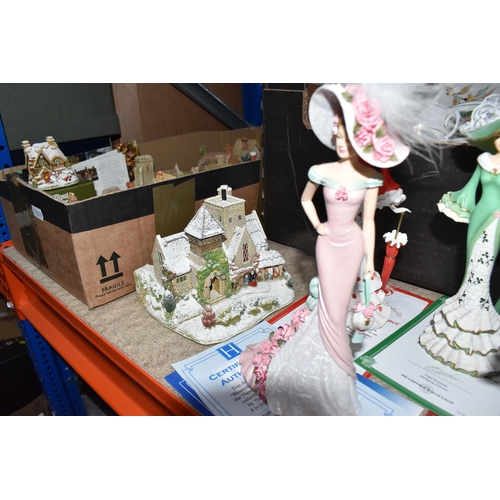 947 - A BOX AND LOOSE DECORATIVE ITEMS ETC, to include unboxed Lilliput Lane Cottages including illuminate... 