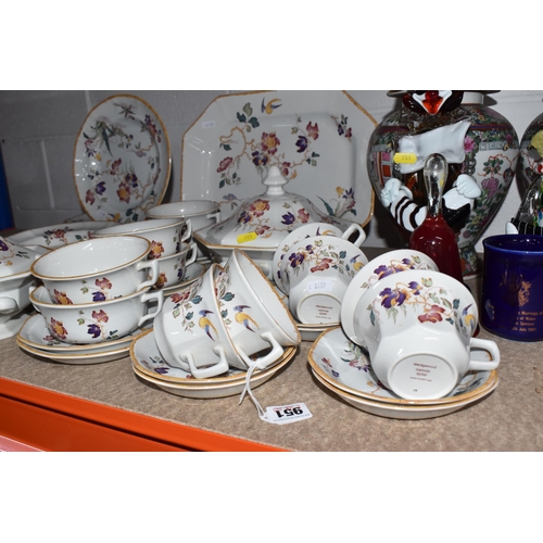 951 - A COLLECTION OF DINNERWARE AND DECORATIVE CERAMICS AND GLASS, to include Wedgwood Georgetown collect... 