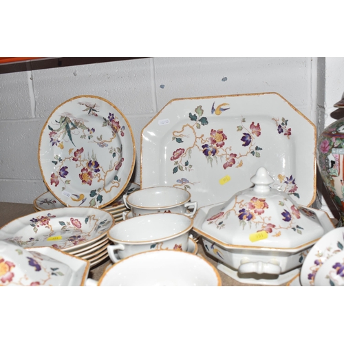 951 - A COLLECTION OF DINNERWARE AND DECORATIVE CERAMICS AND GLASS, to include Wedgwood Georgetown collect... 