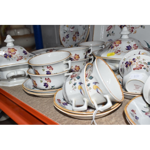 951 - A COLLECTION OF DINNERWARE AND DECORATIVE CERAMICS AND GLASS, to include Wedgwood Georgetown collect... 