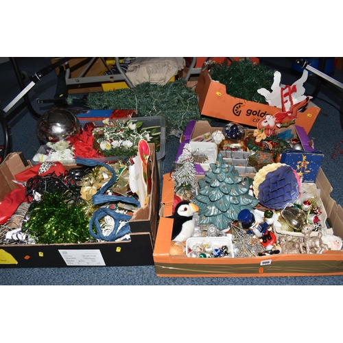 986 - FIVE BOXES AND LOOSE CHRISTMAS DECORATIONS, to include a ceramic Christmas tree, vintage and modern ... 