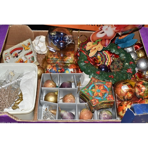 986 - FIVE BOXES AND LOOSE CHRISTMAS DECORATIONS, to include a ceramic Christmas tree, vintage and modern ... 