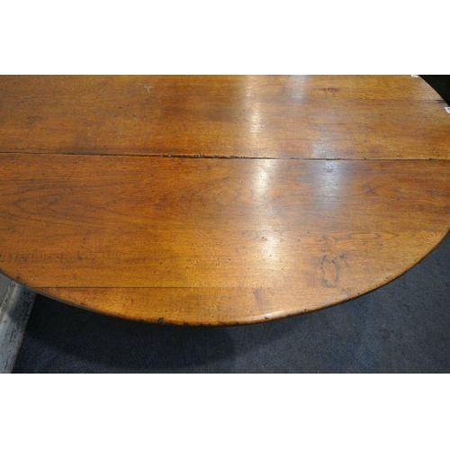 150 - AN 18TH CENTURY STYLE OAK WAKE TABLE, raised on block and turned legs, open width 143cm x closed wid... 