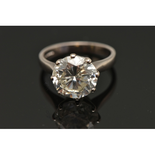 410 - A MODERN 18CT WHITE GOLD, DIAMOND SINGLE STONE RING, set with a round brilliant cut diamond, within ... 