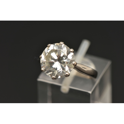 410 - A MODERN 18CT WHITE GOLD, DIAMOND SINGLE STONE RING, set with a round brilliant cut diamond, within ... 