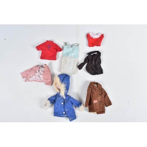 36 - A QUANTITY OF PEDIGREE SINDY CLOTHING AND ACCESSORIES, clothing to include Weekenders, Country Walk,... 