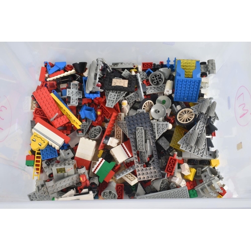 7 - A QUANTITY OF UNBOXED AND ASSORTED LOOSE LEGO, majority is mid to late 1970's Legoland Space sets, t... 