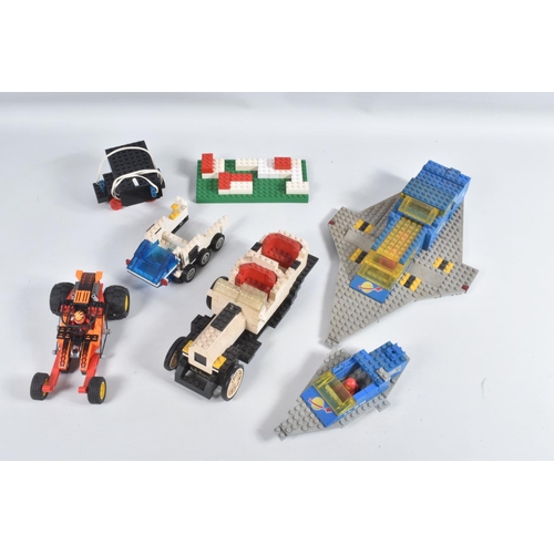 7 - A QUANTITY OF UNBOXED AND ASSORTED LOOSE LEGO, majority is mid to late 1970's Legoland Space sets, t... 