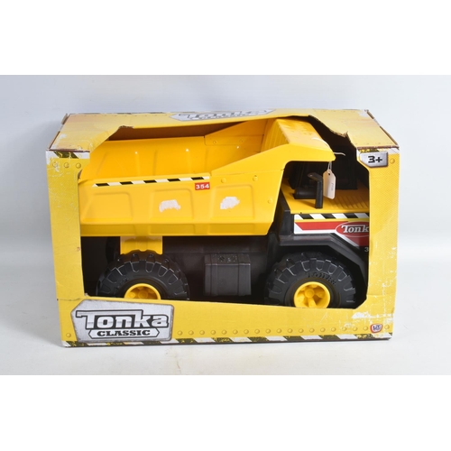 71 - A BOXED HASBRO TONKA DUMP TRUCK, No.354, later steel and plastic version, appears complete and in ve... 