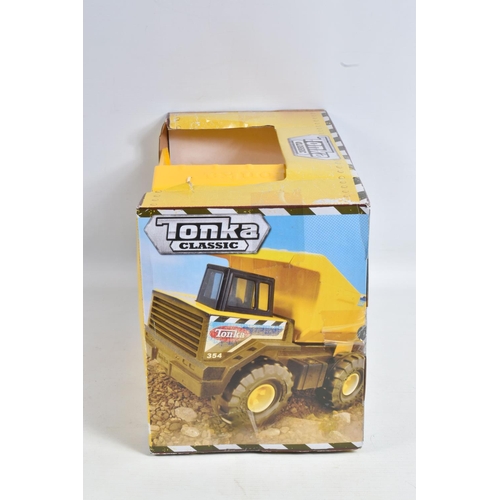 71 - A BOXED HASBRO TONKA DUMP TRUCK, No.354, later steel and plastic version, appears complete and in ve... 