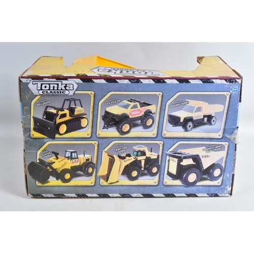 71 - A BOXED HASBRO TONKA DUMP TRUCK, No.354, later steel and plastic version, appears complete and in ve... 