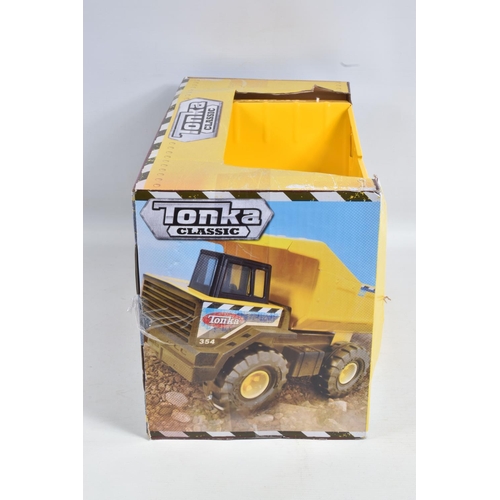 71 - A BOXED HASBRO TONKA DUMP TRUCK, No.354, later steel and plastic version, appears complete and in ve... 