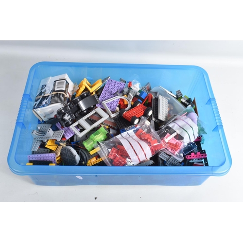 117 - A LARGE QUANTITY OF UNBOXED AND ASSORTED LOOSE MODERN LEGO AND MEGA BLOKS ITEMS, to include parts fr... 