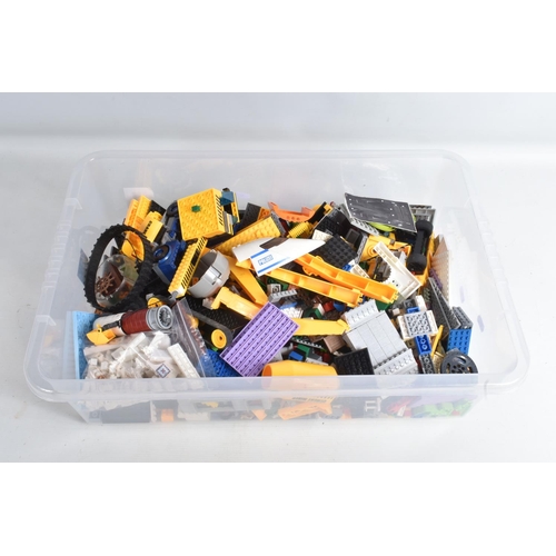 117 - A LARGE QUANTITY OF UNBOXED AND ASSORTED LOOSE MODERN LEGO AND MEGA BLOKS ITEMS, to include parts fr... 