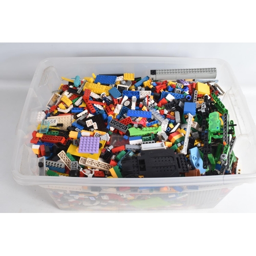 117 - A LARGE QUANTITY OF UNBOXED AND ASSORTED LOOSE MODERN LEGO AND MEGA BLOKS ITEMS, to include parts fr... 