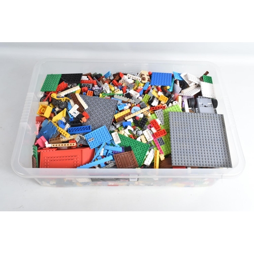 117 - A LARGE QUANTITY OF UNBOXED AND ASSORTED LOOSE MODERN LEGO AND MEGA BLOKS ITEMS, to include parts fr... 