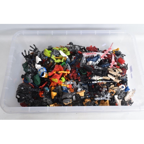 117 - A LARGE QUANTITY OF UNBOXED AND ASSORTED LOOSE MODERN LEGO AND MEGA BLOKS ITEMS, to include parts fr... 