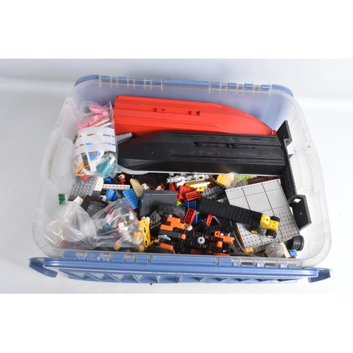 117 - A LARGE QUANTITY OF UNBOXED AND ASSORTED LOOSE MODERN LEGO AND MEGA BLOKS ITEMS, to include parts fr... 