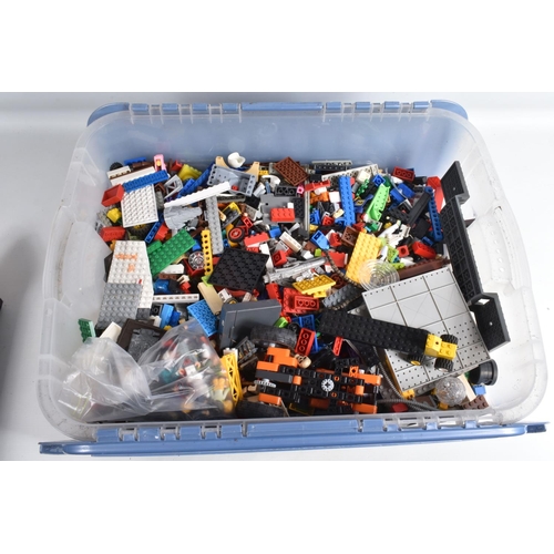 117 - A LARGE QUANTITY OF UNBOXED AND ASSORTED LOOSE MODERN LEGO AND MEGA BLOKS ITEMS, to include parts fr... 