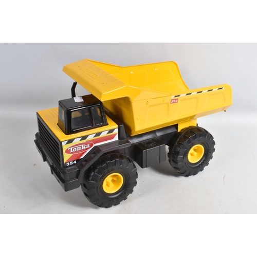 118 - FOUR MIGHTY TONKA TOYS DUMPER TRUCKS, all are later versions with plastic chassis, all in playworn c... 