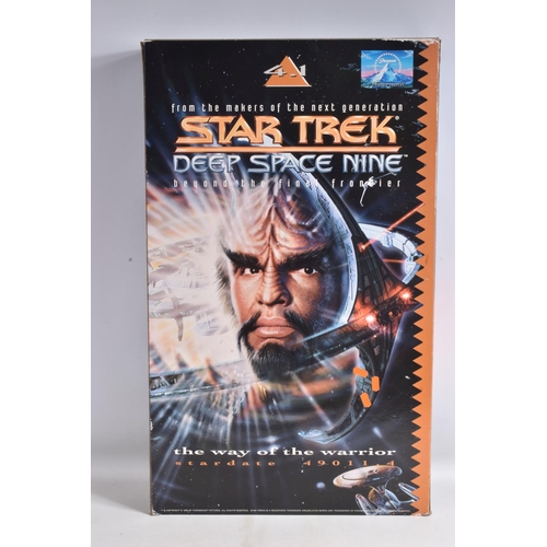 120 - A QUANTITY OF STAR TREK COLLECTORS ITEMS, to include an advertisement board displaying Paramount Sta... 