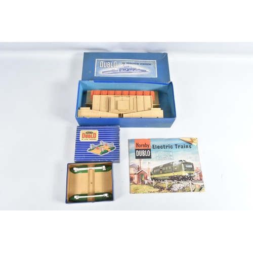 123 - A QUANTITY OF ASSORTED MAINLY BOXED HORNBY DUBLO LINESIDE ACCESSORIES AND TRACK, to include boxed D1... 