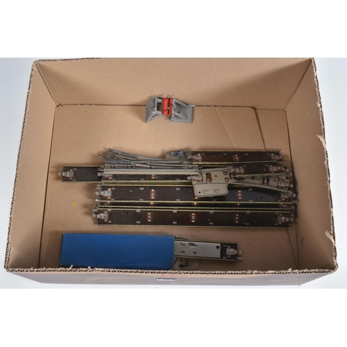 123 - A QUANTITY OF ASSORTED MAINLY BOXED HORNBY DUBLO LINESIDE ACCESSORIES AND TRACK, to include boxed D1... 