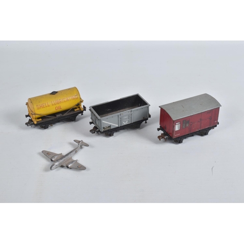 125 - A QUANTITY OF UNBOXED AND ASSORTED HORNBY DUBLO MODEL RAILWAY ITEMS, Duchess class locomotive and te... 