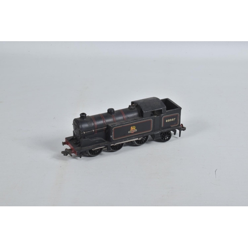 125 - A QUANTITY OF UNBOXED AND ASSORTED HORNBY DUBLO MODEL RAILWAY ITEMS, Duchess class locomotive and te... 