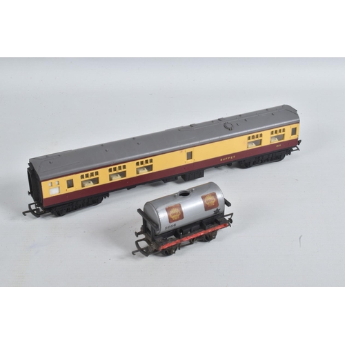 126 - A QUANTITY OF UNBOXED AND ASSORTED OO GAUGE MODEL RAILWAY ITEMS, incomplete and damaged Tri-ang Brit... 