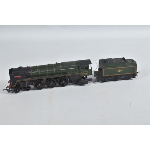 126 - A QUANTITY OF UNBOXED AND ASSORTED OO GAUGE MODEL RAILWAY ITEMS, incomplete and damaged Tri-ang Brit... 