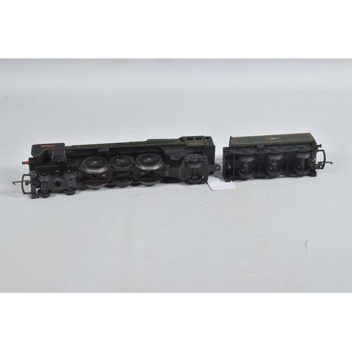 126 - A QUANTITY OF UNBOXED AND ASSORTED OO GAUGE MODEL RAILWAY ITEMS, incomplete and damaged Tri-ang Brit... 