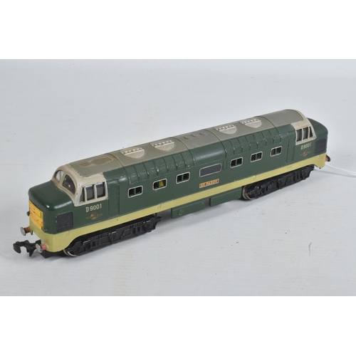 127 - A BOXED HORNBY DUBLO CLASS 55 DELTIC LOCOMOTIVE, 'St. Paddy' No.D9001, B.R. two tone green livery (3... 