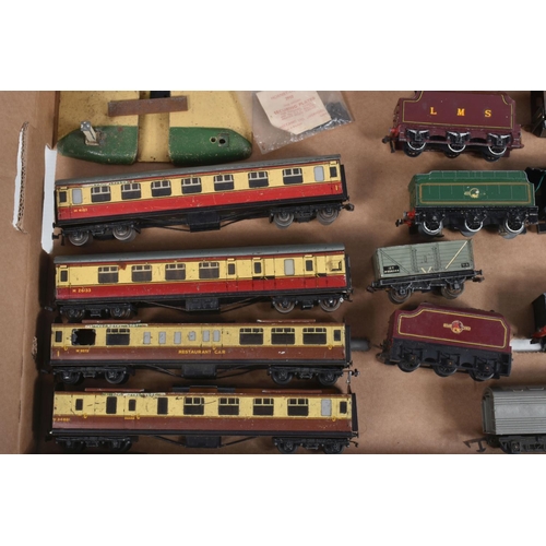 128 - A QUANTITY OF UNBOXED AND ASSORTED HORNBY DUBLO MODEL RAILWAY ITEMS, class N2 tank locomotive in B.R... 