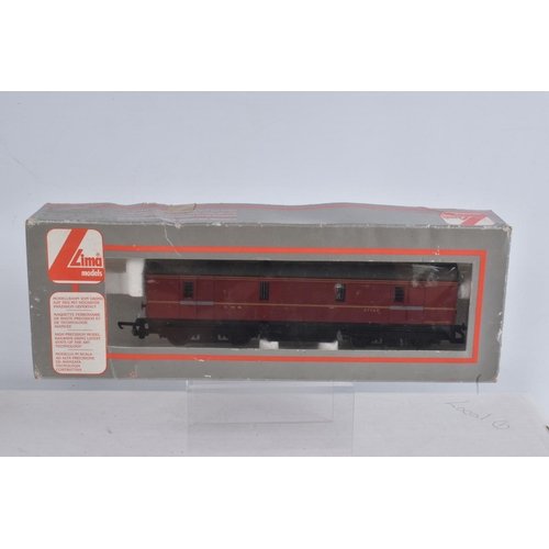 129 - A QUANTITY OF BOXED AND UNBOXED OO GAUGE HORNBY AND LIMA MODEL RAILWAY ITEMS, comprising boxed Hornb... 