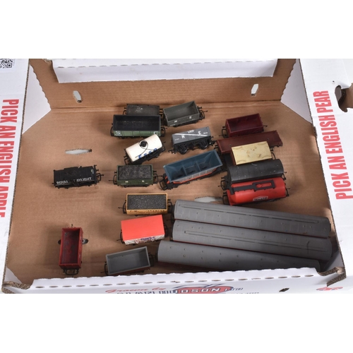 129 - A QUANTITY OF BOXED AND UNBOXED OO GAUGE HORNBY AND LIMA MODEL RAILWAY ITEMS, comprising boxed Hornb... 