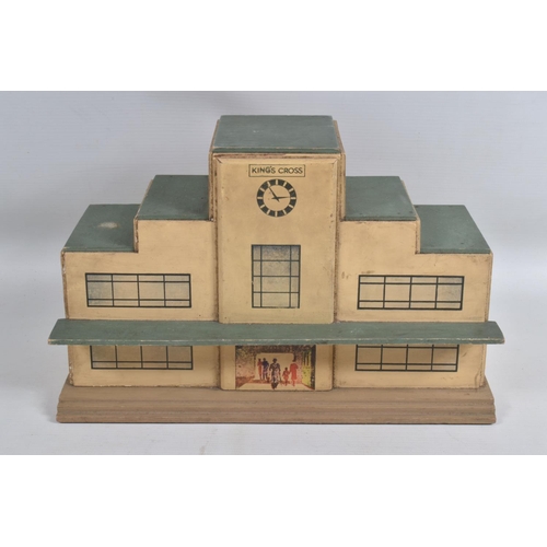 130 - AN UNBOXED HORNBY DUBLO D2 CITY STATION OUTFIT, comprising wooden Station Building 'King's Cross', A... 