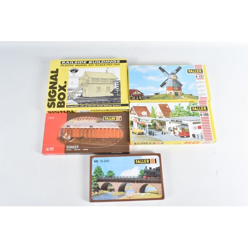 133 - A QUANTITY OF BOXED FALLER HO SCALE PLASTIC LINESIDE BUILDINGS, STRUCTURES AND ACCESSORY KITS, kits ... 