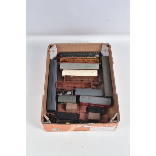 136 - A QUANTITY OF UNBOXED AND ASSORTED OO/HO GAUGE ROLLING STOCK, assorted passenger coaches and freight... 