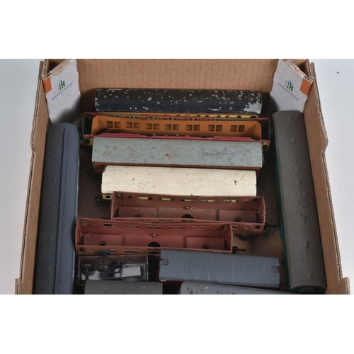 136 - A QUANTITY OF UNBOXED AND ASSORTED OO/HO GAUGE ROLLING STOCK, assorted passenger coaches and freight... 