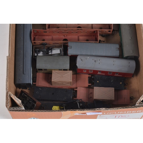 136 - A QUANTITY OF UNBOXED AND ASSORTED OO/HO GAUGE ROLLING STOCK, assorted passenger coaches and freight... 