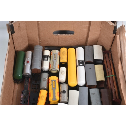 136 - A QUANTITY OF UNBOXED AND ASSORTED OO/HO GAUGE ROLLING STOCK, assorted passenger coaches and freight... 