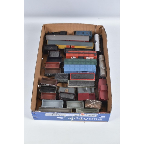 136 - A QUANTITY OF UNBOXED AND ASSORTED OO/HO GAUGE ROLLING STOCK, assorted passenger coaches and freight... 