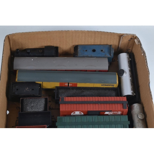 136 - A QUANTITY OF UNBOXED AND ASSORTED OO/HO GAUGE ROLLING STOCK, assorted passenger coaches and freight... 