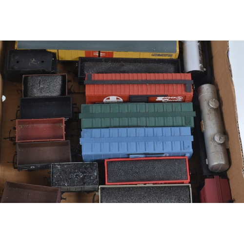 136 - A QUANTITY OF UNBOXED AND ASSORTED OO/HO GAUGE ROLLING STOCK, assorted passenger coaches and freight... 