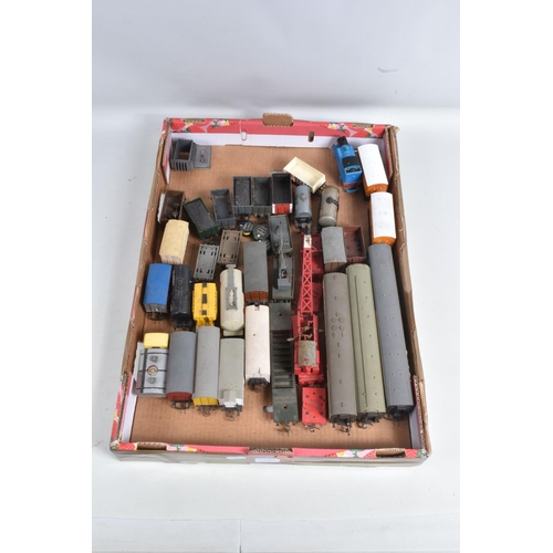 145 - A QUANTITY OF BOXED AND UNBOXED OO GAUGE MODEL RAILWAY LINESIDE BUILDINGS, ACCESSORIES, SCENIC ACCES... 