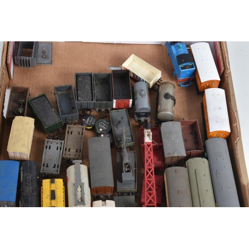 145 - A QUANTITY OF BOXED AND UNBOXED OO GAUGE MODEL RAILWAY LINESIDE BUILDINGS, ACCESSORIES, SCENIC ACCES... 