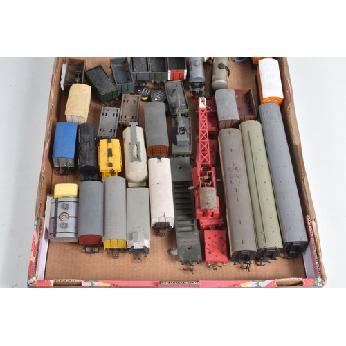 145 - A QUANTITY OF BOXED AND UNBOXED OO GAUGE MODEL RAILWAY LINESIDE BUILDINGS, ACCESSORIES, SCENIC ACCES... 